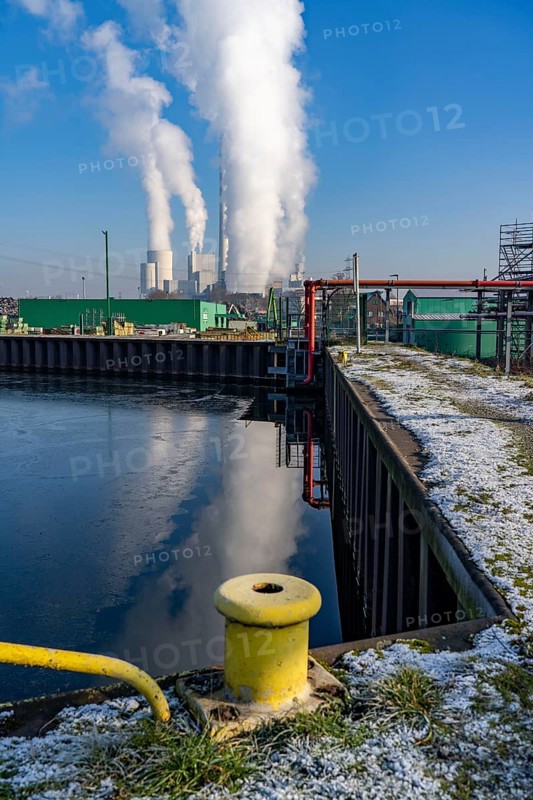 The STEAG combined heat and power plant in Herne-Baukau, hard coal-fired power plant, in front the new gas and steam power plant, unit 6, Rhine-Herne Canal, North Rhine-Westphalia, Germany, Europe