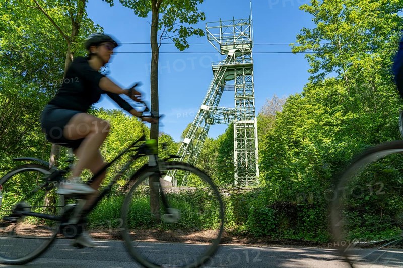 Cycling along the Ruhr, on Lake Baldeney in Essen, headframe of the former Carl Funke colliery, Essen, North Rhine-Westphalia, Germany, Europe