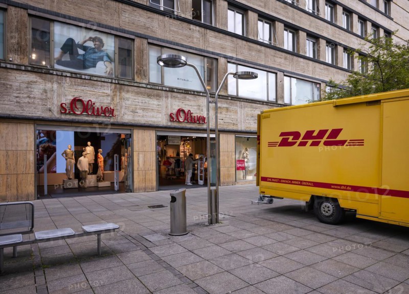 DHL delivery vehicle, logo, parked in front of s.Oliver department stores' chain, pedestrian zone, Königsstraße, Stuttgart, Baden-Württemberg, Germany, Europe