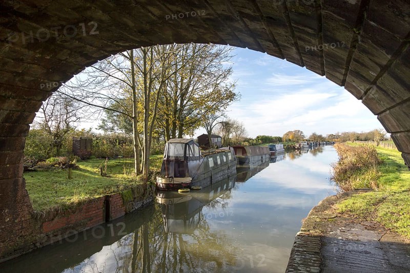 Narrowboats at Ladies bridge, Kennet and Avon canal, Wilcot, near Woodborough, Wiltshire, England, UK