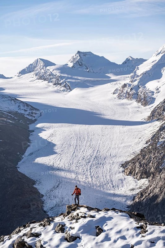 Mountaineer in front of mountain panorama and glacier, view of Gurgler Ferner with summit Falschungsspitze, in the morning light, Ötztal Alps, Tyrol, Austria, Europe