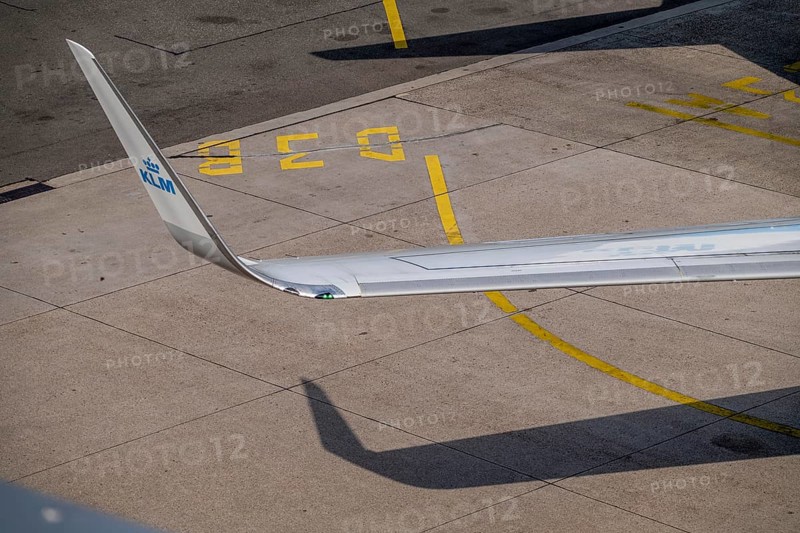Winglets, upward curved wing extension, thus reduced drag, lower fuel consumption, Boeing 737-800 from KLM, Amsterdam Schiphol Airport, Netherlands
