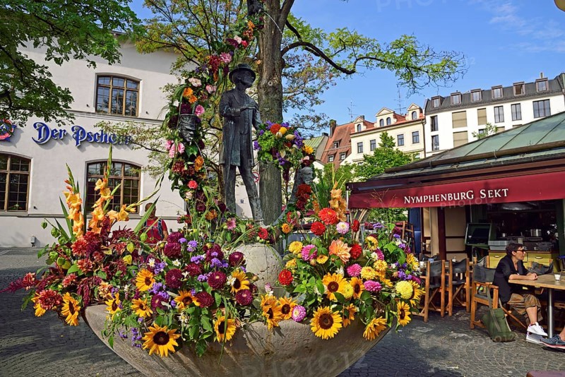 Europe, Germany, Bavaria, state capital Munich, City, Viktualienmarkt, monument and fountain, bronze statue of Karl Valentin, comedian, folk singer, author and film producer, born 4 June 1882 in Munich, died 9 February 1948, Europe