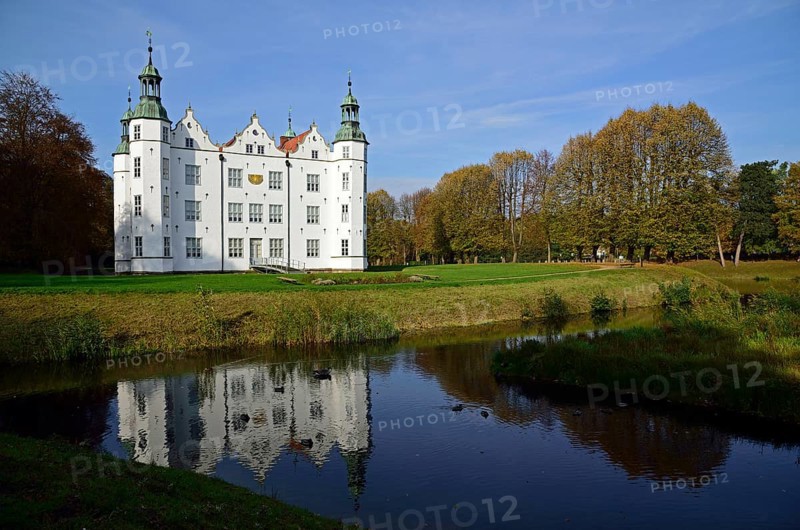 Europe, Germany, Schleswig-Holstein, Ahrensburg, moated castle Ahrensburg, autumn, front facade, built around 1595, late Renaissance, moat, Europe