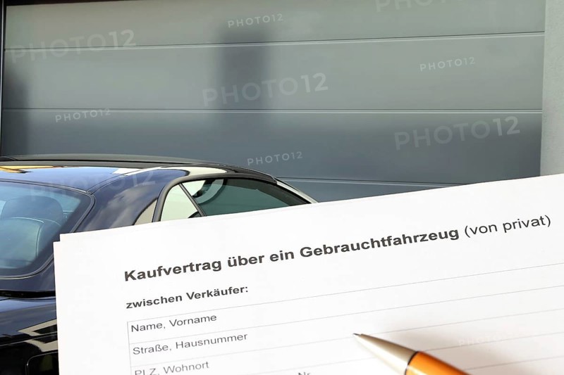 Symbolic image: Purchase contract with car key