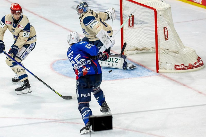 20.09.2024, DEL, German Ice Hockey League season 2024/25, Matchday 1: Adler Mannheim against Schwenninger Wild Wings. Picture: Tor Tor to 4:1 for the Adler by newcomer Marc Michaelis