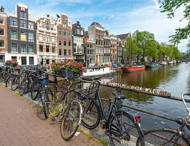 Bicycles on Herenstraat & Prinsenstraat Canal Bridge, Keizersgracht, Negen Straatjes, Amsterdam, Netherlands