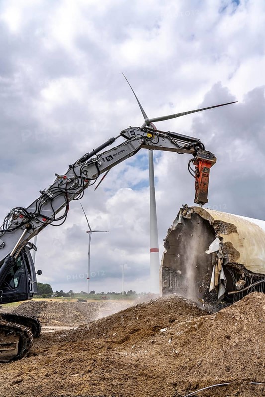 Demolished tower of a 20 year old wind turbine, in the Werl wind farm, 5 old Enercon E-66 turbines are demolished, 2 new Siemens SG6.6-170 wind turbines replace them, the 2 new wind turbines produce twice as much energy, 12 MW power, as the 5 old wind turbines, called repowering, demolition work, Werl, North Rhine-Westphalia, Germany, Europe