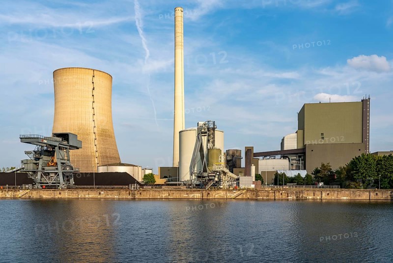 The Heyden power plant, coal-fired power plant, which was shut down in July 2021 and kept as a grid reserve and will be temporarily reconnected to the grid at the end of August 2022 as part of the energy crisis, harbour on the Heyden lock canal, Petershagen, North Rhine-Westphalia, Germany, Europe