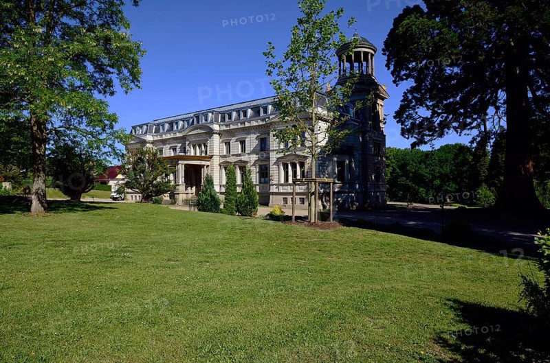 Europe, Germany, Mecklenburg-Western Pomerania, Weitendorf, Kaarz Castle with park on Lake Wustrow, hotel, neoclassical manor house, Weitendorf, Mecklenburg-Western Pomerania, Germany, Europe