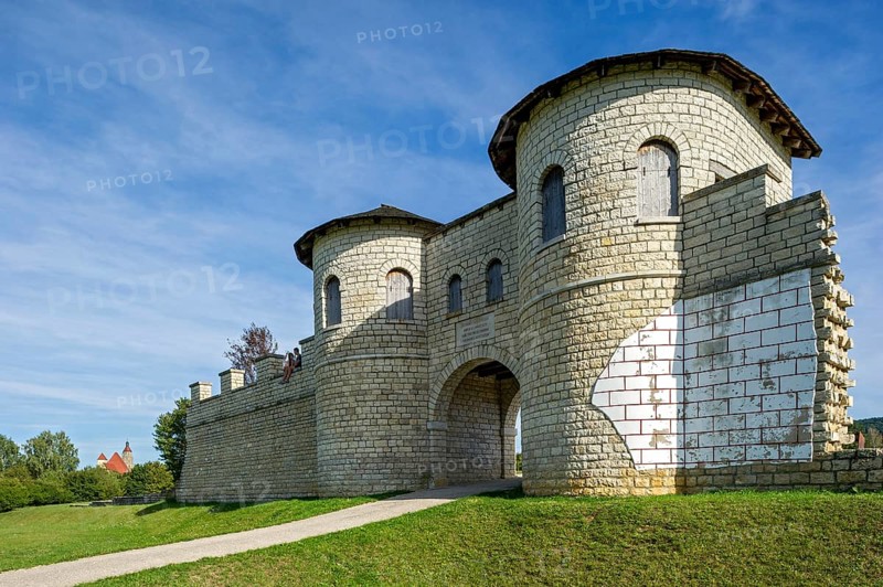 Roman fort Biriciana fort, reconstructed north gate, Porta decumana, St Andrew's church at the back, Weißenburg in Bavaria, Middle Franconia, Franconia, Bavaria, Germany, Europe