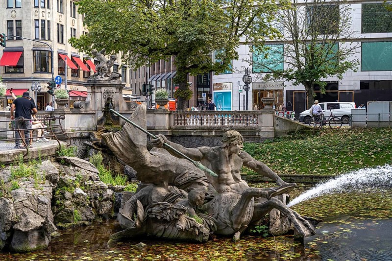 Königsallee, Kö, Tritonenbrunnen am Stadtgraben, luxury shops, jewellers, Tiffany & Co., Wempe, in the city centre of Düsseldorf, North Rhine-Westphalia, Germany, Europe