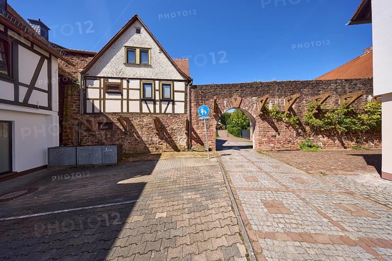 Historic town fortification with town gate under a cloudless blue sky at the Untere Pfarrgasse in Michelstadt, Odenwald, Odenwaldkreis, Hesse, Germany, Europe