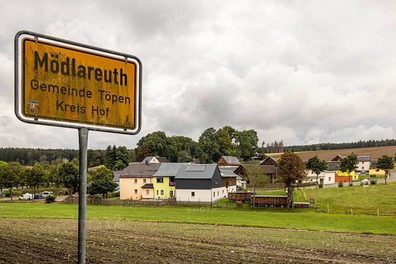Mödlareuth, municipality with 55 inhabitants, which lies partly in the Free State of Thuringia and partly in the Free State of Bavaria. For 41 years, the inner-German border between the FRG and the GDR ran through the centre of the village along the Tannbach stream. Border buildings and a museum commemorate the years of division. Mödlareuth, Töpen, Bavaria, Thuringia, Germany, Europe