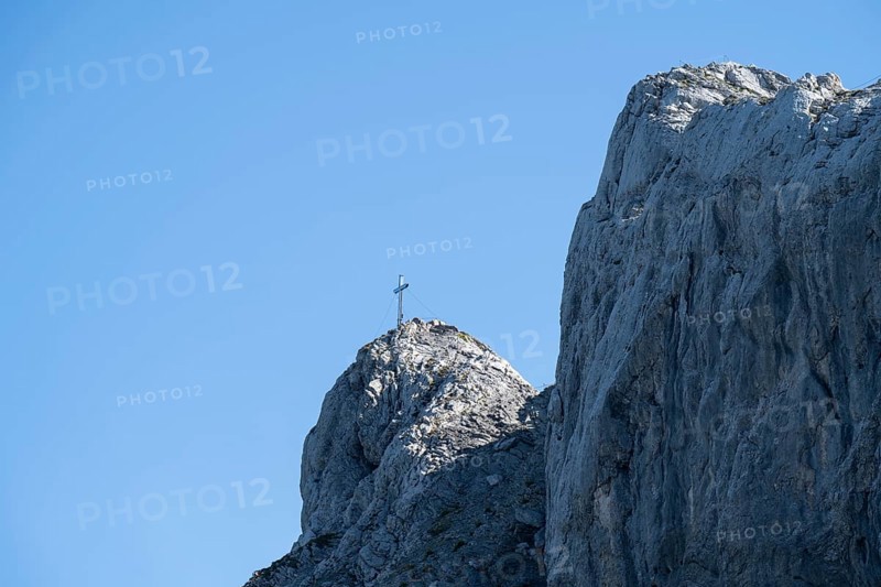 Summit cross on the western Karwendelspitze, Karwendel Mountains, Mittenwald, Werdenfelser Land, Alps, Upper Bavaria, Bavaria, Germany, Europe