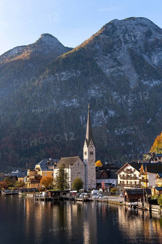 View of Hallstatt and Lake Hallstatt as well as the surrounding mountains. In the morning in autumn. Good weather, blue sky. Hallstatt, Gmunden, Salzkammergut, Upper Austria, Austria, Europe