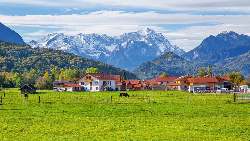 Village view with Zugspitzgruppe 2962m in the Wetterstein Mountains, Ohlstadt, Loisachtal, Murnauer moss, Das Blaue Land, Upper Bavaria, Bavaria, Germany, Europe