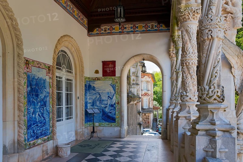 Ein reich verzierter Balkon mit blau-weißen Fliesenmosaiken und Bögen in historischer Architektur, Palácio Hotel do Buçaco, Mata Nacional do Buçaco, National-Wald von Bussaco, Bucaco, Mealhada, Beira Litoral, Portugal, Europe