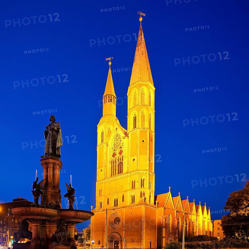 Henry's Fountain in honour of Henry the Lion in the evening in front of St. Catherine's Church, Braunschweig, Lower Saxony, Germany, Europe