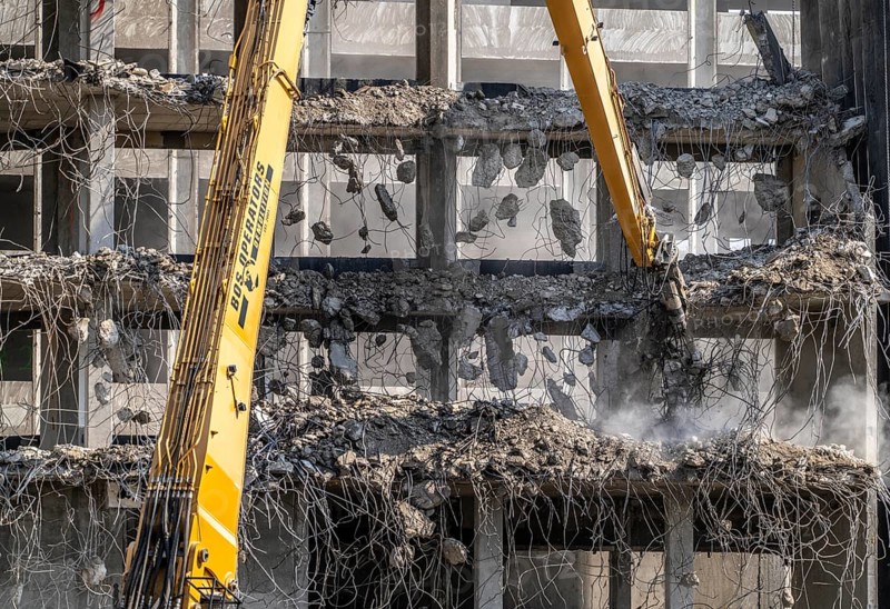 Construction site on Haroldstraße, demolition of a former office building, after complete gutting only the concrete parts remain, large excavator with cutting pliers cuts up concrete parts, steel wire, Düsseldorf, North Rhine-Westphalia, Germany, Europe
