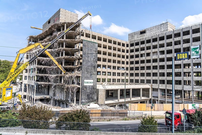 Construction site on Haroldstraße, demolition of a former office building, after complete gutting only the concrete parts remain, large excavator with cutting pliers cuts up concrete parts, steel wire, Düsseldorf, North Rhine-Westphalia, Germany, Europe