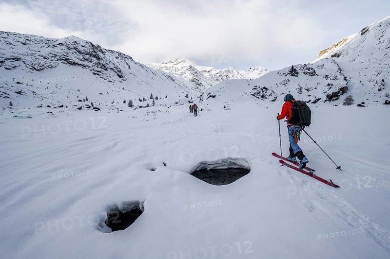 Ski tourers ascending in the rear Martell Valley, snow-covered mountain peak Monte Cevedale behind, Ortler Alps, Vinschgau Valley, Italy, Europe
