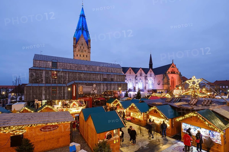 Christmas market stalls at the market, behind the Diocesan Museum and Paderborn Cathedral, Blue Hour, Paderborn, Westphalia, North Rhine-Westphalia, Germany, Europe