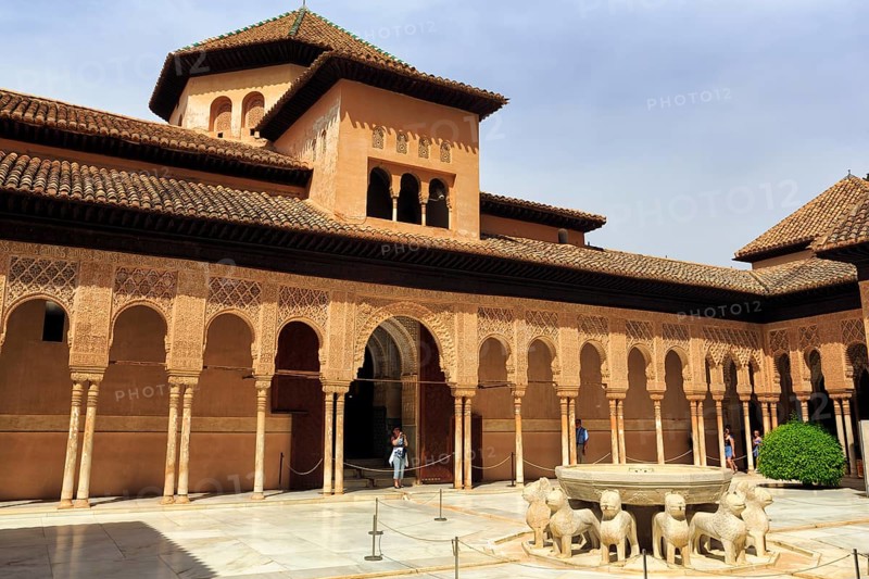 Arabesque Moorish architecture, courtyard with lion fountain, Nasrid palaces, Alhambra, Granada, Andalusia, Spain, Europe