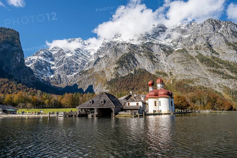 Königssee with Watzmann massif and pilgrimage church St. Bartholomä, autumnal mountain landscape, Berchtesgaden National Park, Berchtesgadener Land, Upper Bavaria, Bavaria, Germany, Europe