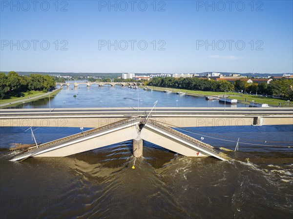 A section of the Carola Bridge has collapsed for unknown reasons. Over a length of around 100 metres, the section on which the trams normally run has collapsed into the Elbe. Part of the bridge has now been demolished and the Elbe is expected to flood, Partial collapse of the Carola Bridge in Dresden, other parts of the bridge are in acute danger of collapsing, Dresden, Saxony, Germany, Europe