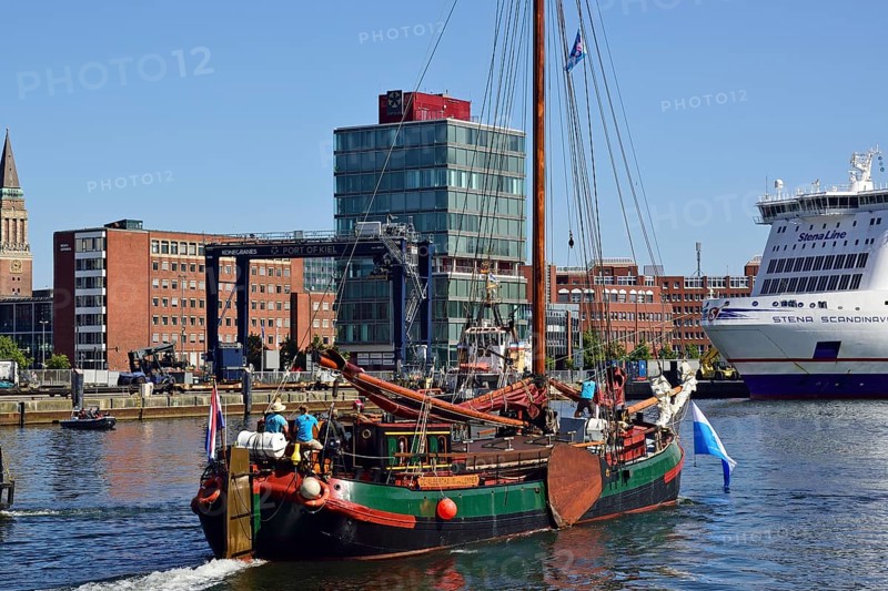 Europe, Germany, Schleswig-Holstein, Kiel, state capital, Baltic Sea, harbour, flat-bottomed ship, De Albertha, on departure, Hamburg, Hamburg, Federal Republic of Germany, Europe