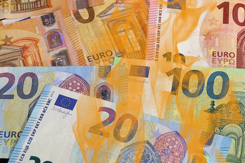 Symbolic image: Burning euro notes (euro banknotes) as a symbol of wasted money