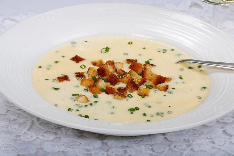 Baden cuisine, South German cuisine, Baden wine soup with crackers, fine wine soup, croutons, pieces of bread fried in fat, savoury, typical Baden, soup plate, creamy, cream, chopped chives, spoon handle protruding from soup, traditional cuisine, food photography, studio, Germany, Europe