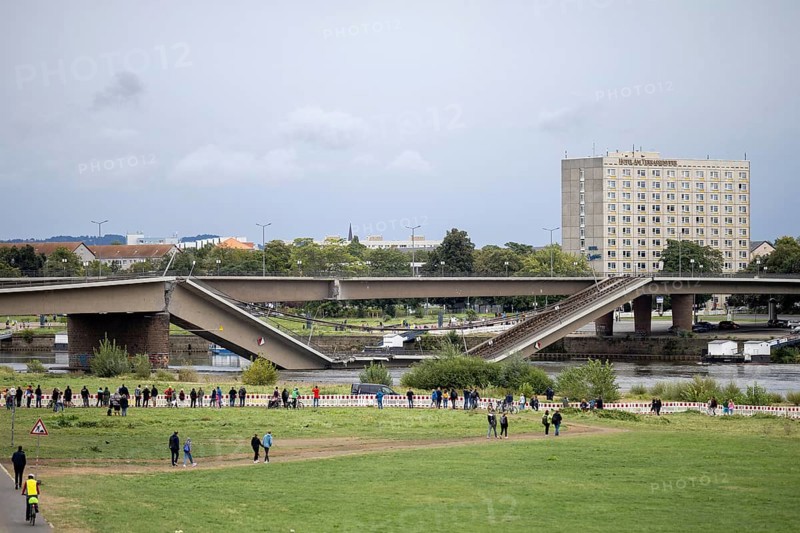 Partial collapse of the Carola Bridge in Dresden, seen from the Königsufer, 11/09/2024
