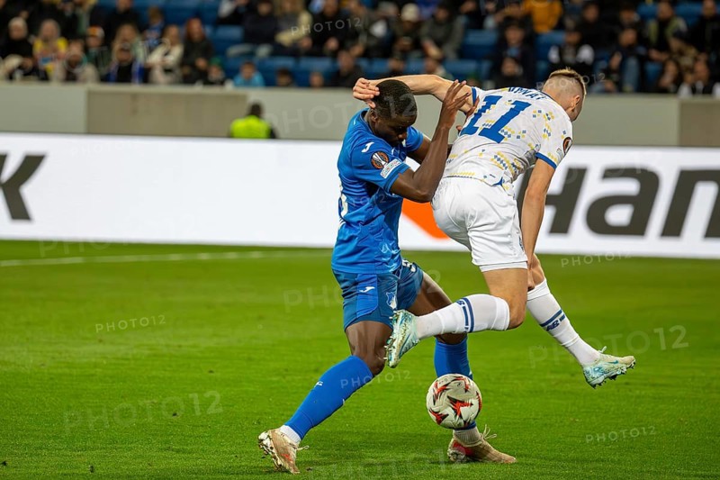 Football UEFA Europa League, 2024/25 season, matchday 2: TSG Hoffenheim v Dynamo Kiev. Picture: Intense duel between Stanley Nsoki (34, Hoffenheim) and Vladyslav Vanat (11, Kiev)