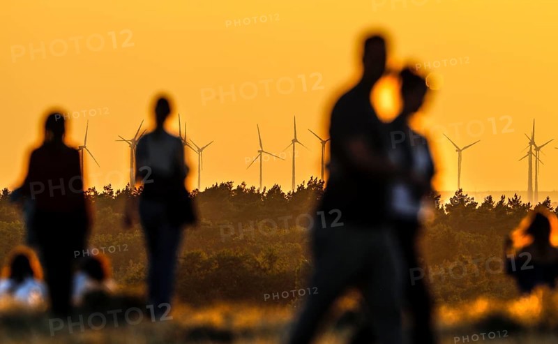 The Drachenberg in Berlin is well visited at sunset. A wind farm near Nauen in Brandenburg can be seen in the background, 23/08/2022
