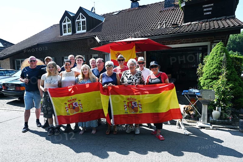 DEU, Germany, Iserlohn: A special kind of family reunion took place on Saturday in Iserlohn's Schleifenweg. A family clan consisting of mother, children, uncle, brother-in-law and others met to honour the country of Spain. The programme was less about football and more about tourism, Europe