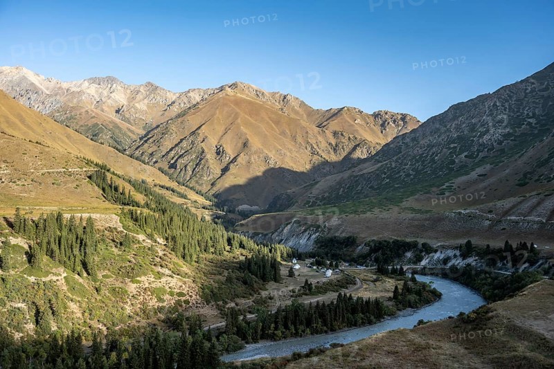 Naryn River with yurts and mountain panorama, confluence of the Kichi-Naryn and Chong-Naryn, Eki-Naryn or Two Naryn, Kyrgyzstan, Asia