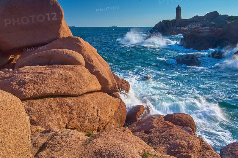 Lighthouse, Phare de Mean Ruz or Phare de Ploumanach, in the foreground rocky coastal landscape, Ploumanach, Cote De Granit Rose, Departement Cotes-d Armor, Bretange, France, Europe