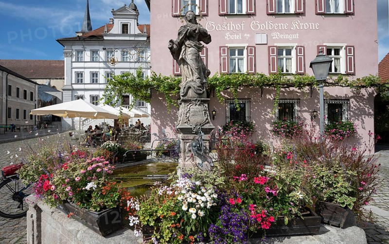 Goldene Krone inn with Marienbrunnen fountain, market square, Iphofen, Lower Franconia, Bavaria, Germany, Europe