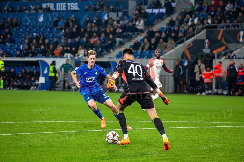 Football UEFA Europa League, 2024/25 season, matchday 4: TSG Hoffenheim v Olympique Lyon. Picture: Goalkeeper Remy Descamps (40, Lyon) and Max Moerstedt (33, Hoffenheim)