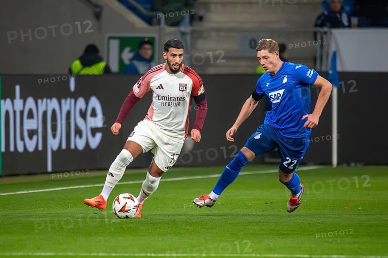 Football UEFA Europa League, 2024/25 season, matchday 4: TSG Hoffenheim v Olympique Lyon. Picture: Said Benrahma (17, Lyon) and Alexander Prass (22, Hoffenheim)