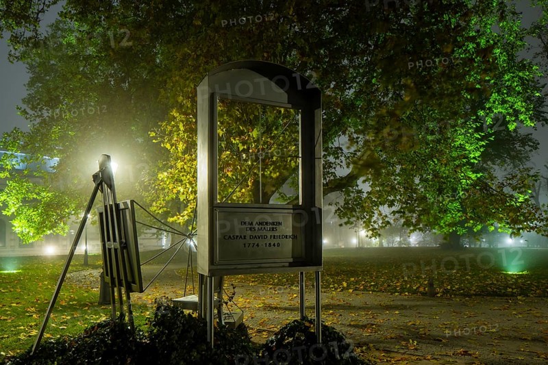 Dresden's old town shrouded in November fog. Brühl's Garden. Caspar David Friedrich monument by Wolf Eike Kunsche, Foggy atmosphere in Dresden, Dresden, Saxony, Germany, Europe