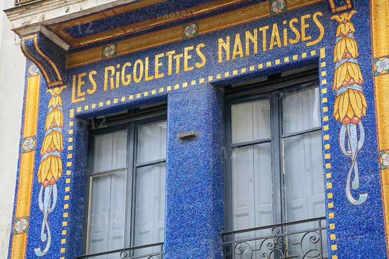 LES RIGOLETTES NANTAISES mosaic in blue and yellow on the façade of a house in the city centre of Nantes, Loire-Atlantique department, Pays de la Loire region, France, Europe