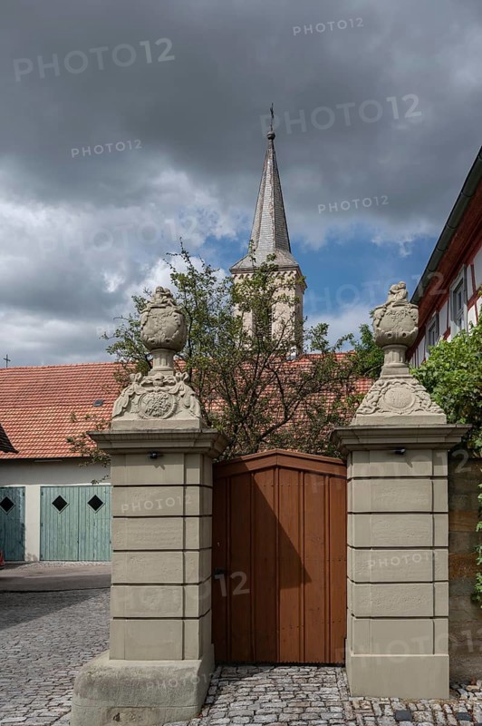 Court gate from 1774, with vase centrepieces, Hüttemheim 58, Hüttenheim, Lower Franconia, Bavaria, Germany, Europe