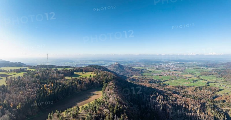 Aerial view, panorama of the Raichberg plateau on the Albtrauf and the witness mountain behind it with Hohenzollern Castle near Hechingen, on the left the 137 metre high transmitter mast of Südwestrundfunk, Raichberg transmitter, Zollernalbkreis, Baden-Württemberg, Germany, Europe