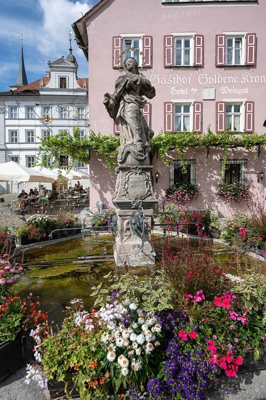 Goldene Krone inn with Marienbrunnen fountain, market square, Iphofen, Lower Franconia, Bavaria, Germany, Europe