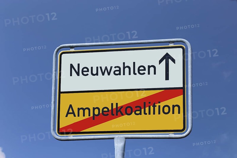 Symbolic image of new elections in Germany: Town exit sign with the inscription AMPELKOALITION / NEUWAHLEN (Composing)