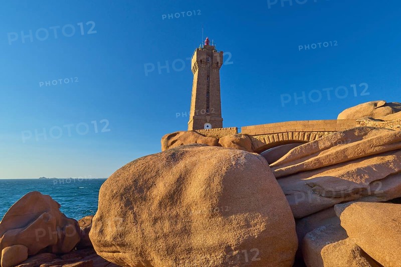 Lighthouse, Phare de Mean Ruz or Phare de Ploumanach, Ploumanach, Cote De Granit Rose, Departement Cotes-d Armor, Bretange, France, Europe