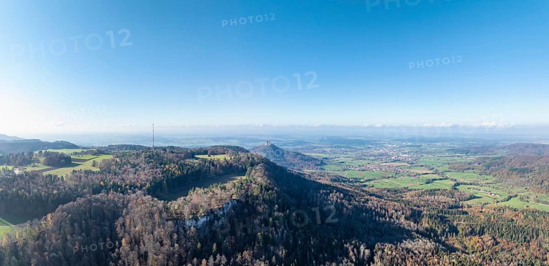 Aerial view, panorama of the Raichberg plateau on the Albtrauf and the witness mountain behind it with Hohenzollern Castle near Hechingen, on the left the 137 metre high transmitter mast of Südwestrundfunk, Raichberg transmitter, Zollernalbkreis, Baden-Württemberg, Germany, Europe